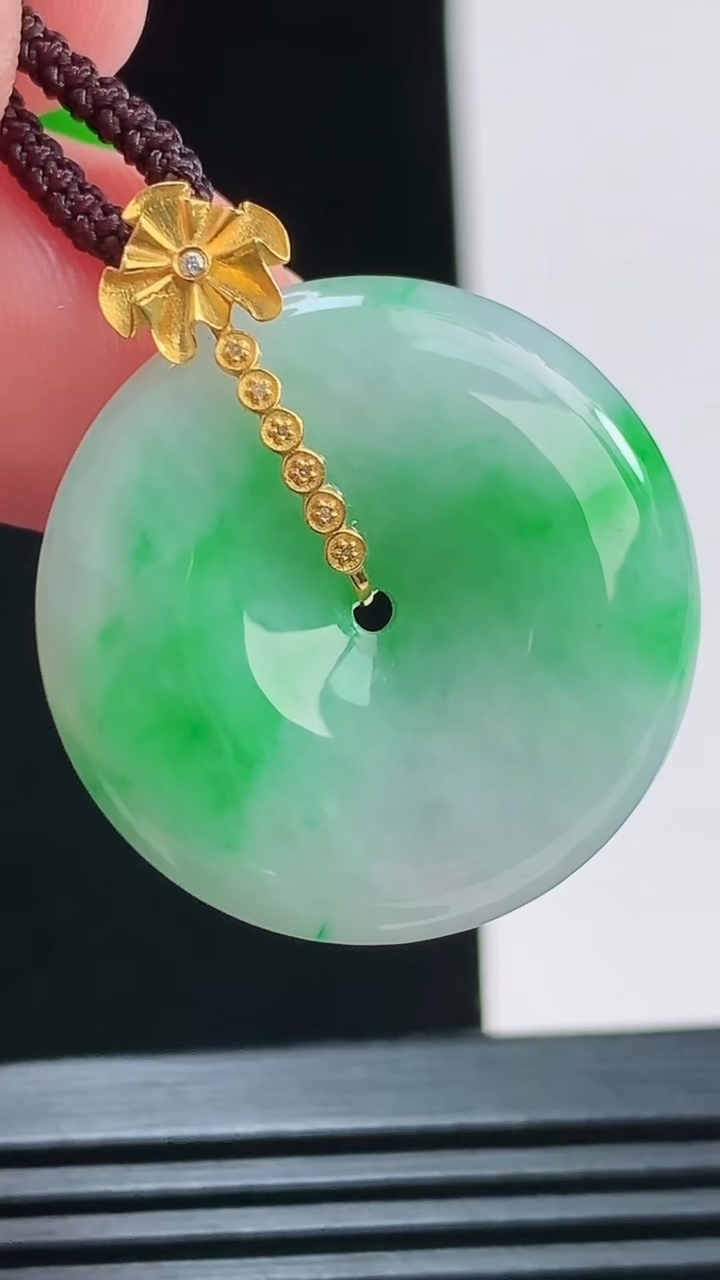 天然A货翡翠平安扣吊坠，尺寸26-5.7重量:8.31g
8月23日
