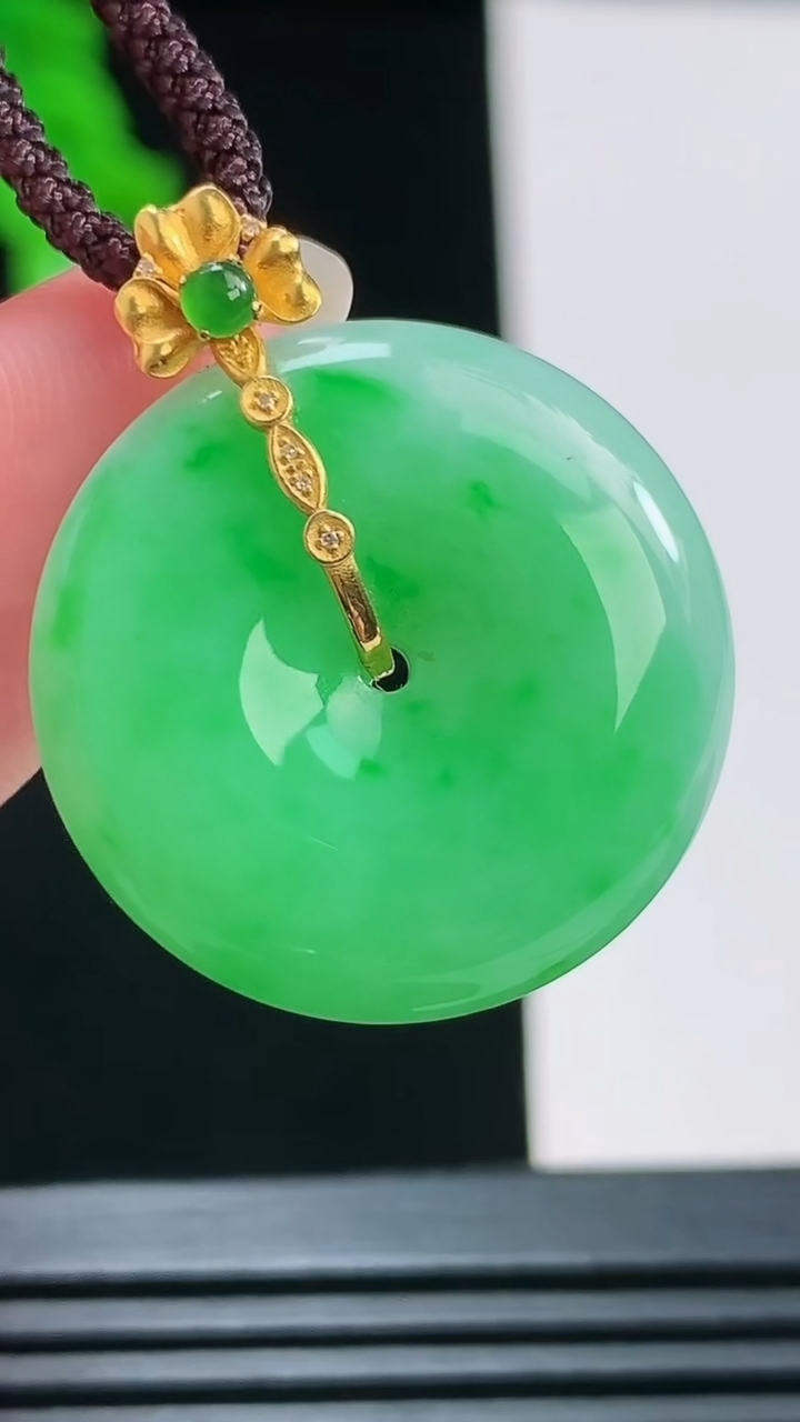 天然A货翡翠平安扣吊坠，尺寸24-6.4重量:7.88g
8月23日