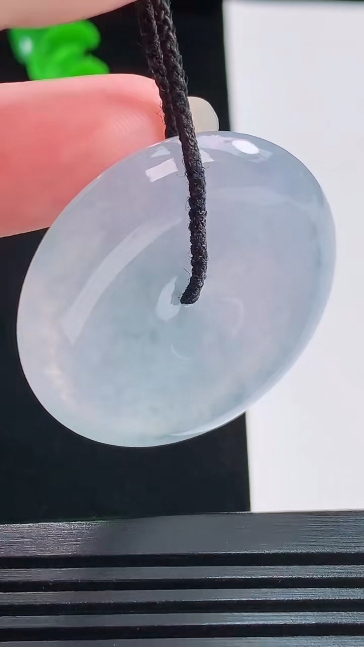 天然A货翡翠冰种紫罗兰平安扣吊坠，尺寸36.8-6.2重量:17.69g
8月23日