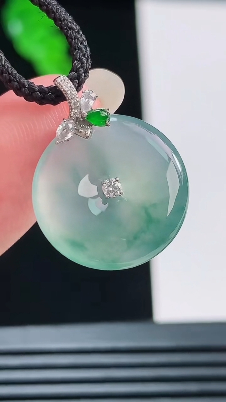 天然A货翡翠种飘花平安扣吊坠，尺寸21.8-17-3.5重量:2.18g
8月23日