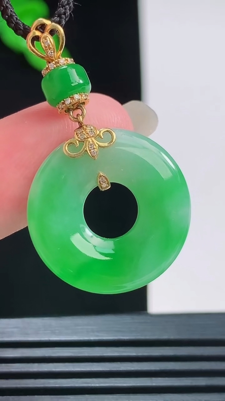 天然A货翡翠平安环吊坠，尺寸21-3.8重量:4.00g
8月24日
