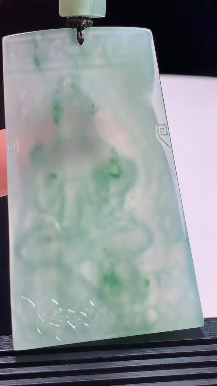 天然A货翡翠种飘花普贤菩萨吊坠，尺寸67.4-41-5.6重量:42.09g
8月24日