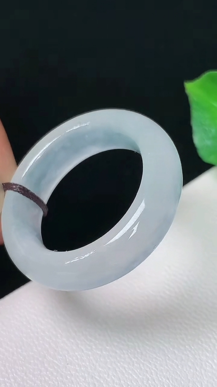 天然A货翡翠白冰指环戒指，尺寸16-5.8-3.9，重量:4.00g2026年8月24日
工厂直销收藏佳品,种好水足，色泽均匀，有种有色，上手高大气！