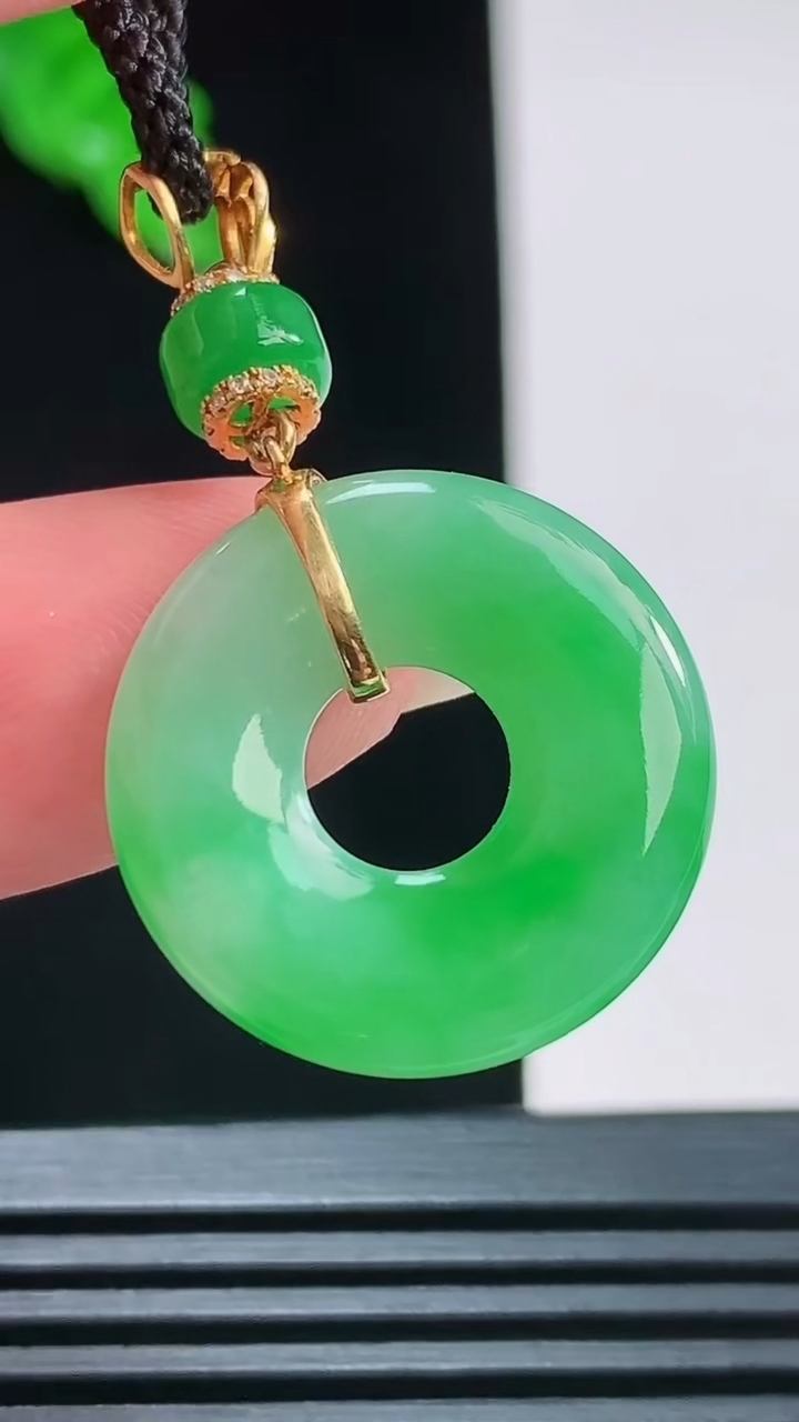 天然A货翡翠平安环吊坠，尺寸21-3.8重量:4.00g
8月24日