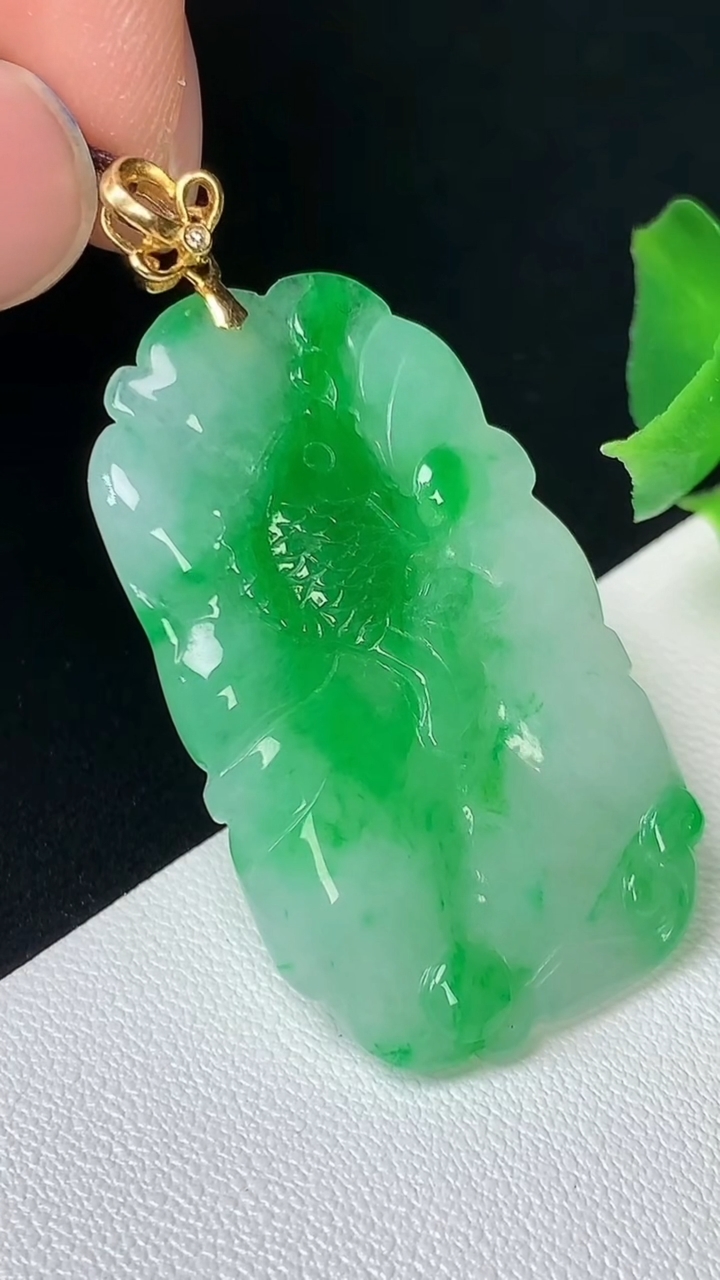 天然A货翡翠荷叶鱼吊坠，尺寸36.9-22.2-3.4，重量:6.32g
8月24日