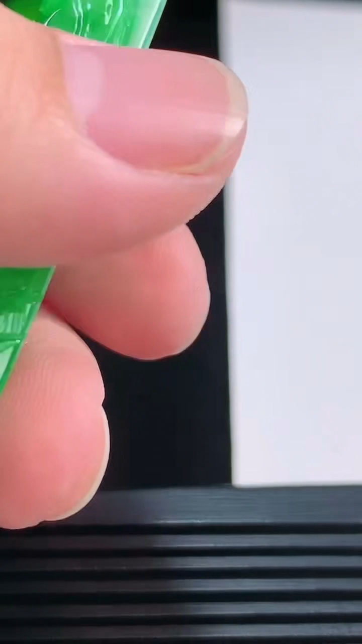 天然A货翡翠龙牌吊坠，尺寸55-28.4-10.2重量:33.19g
8月24日