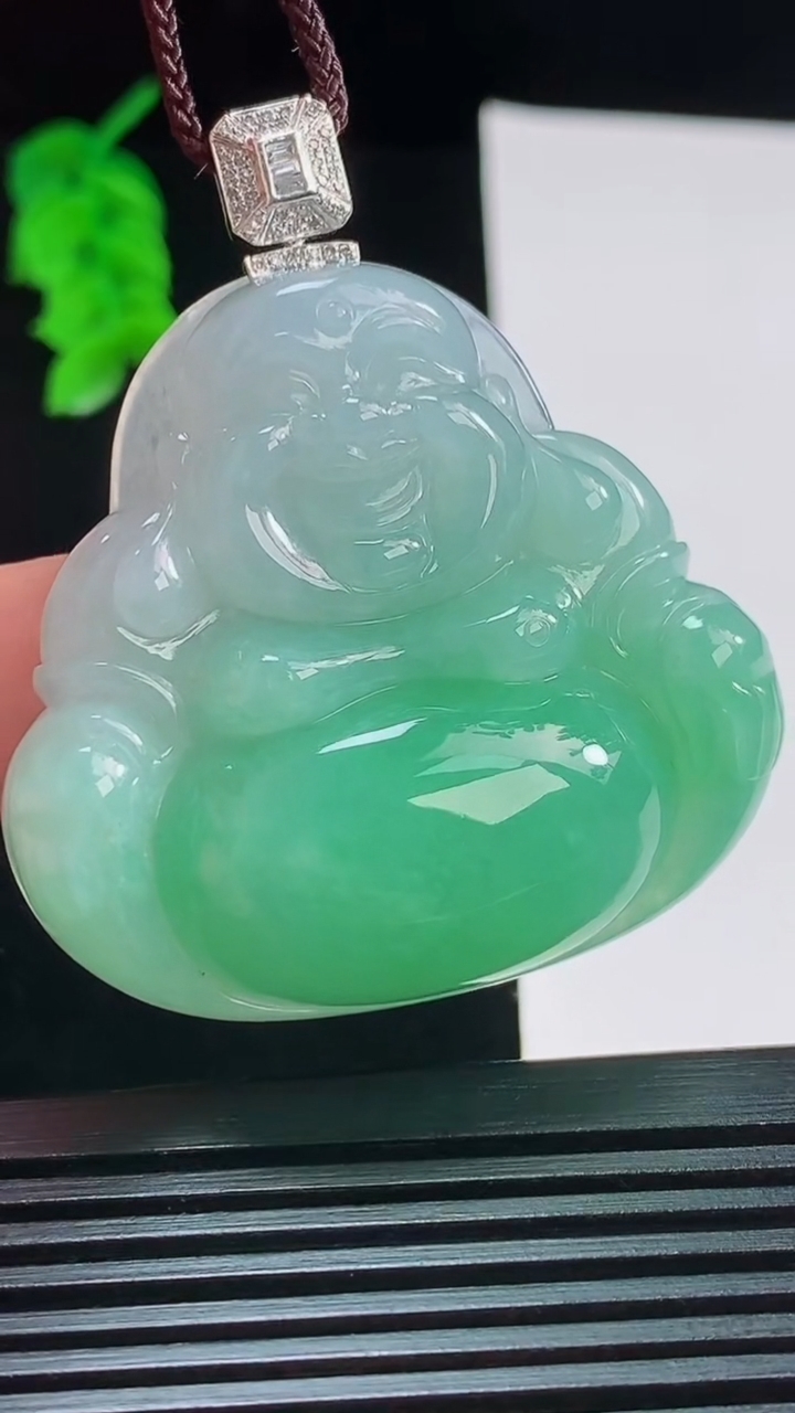 天然A货翡翠佛公吊坠，尺寸43.2-46-11重量:33.36g
8月24日