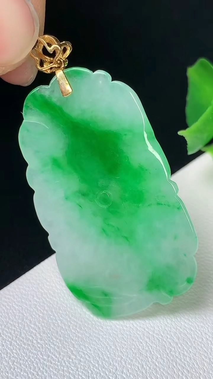 天然A货翡翠荷叶鱼吊坠，尺寸36.9-22.2-3.4，重量:6.32g
8月24日