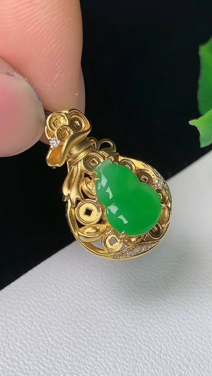天然A货翡翠葫芦吊坠，尺寸21.3-14.4-6.5，裸石10.2-7.5，重量:2.38g
8月24日