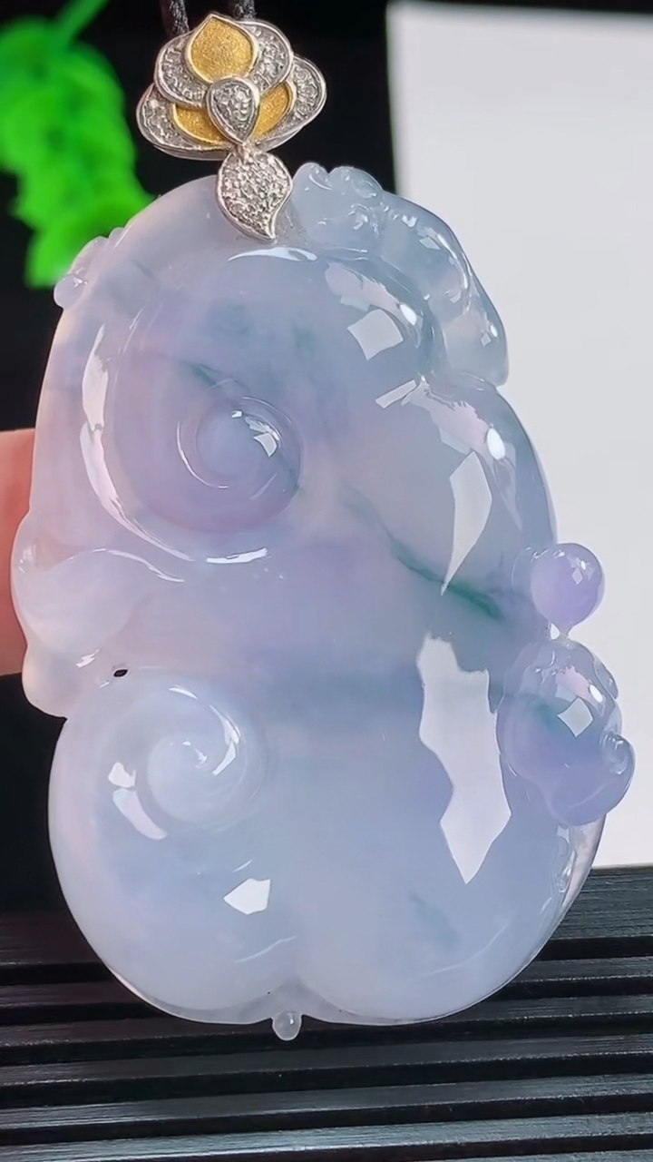 天然A货翡翠种紫罗兰 飘花如意吊坠，尺寸50-33.4-8重量:28.97g
8月24日
