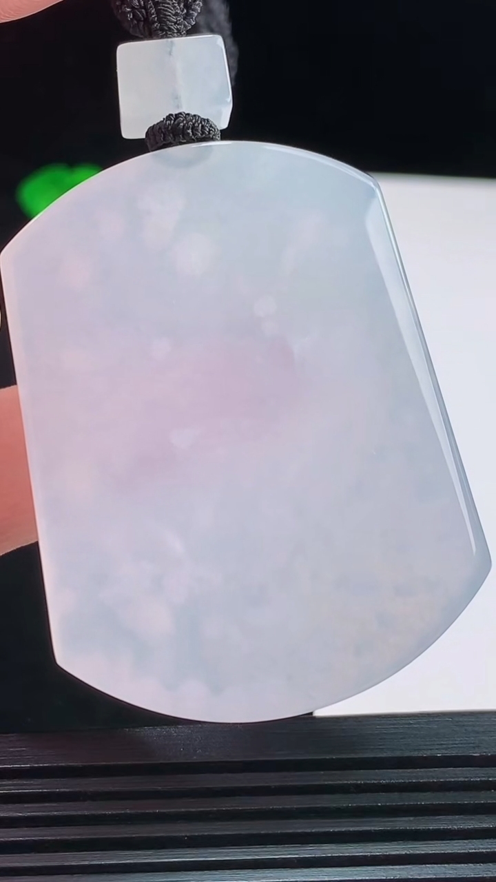 天然A货翡翠种白冰雪花无事牌，尺寸51.3-39.5-5.8重量:39.43g
8月24日
