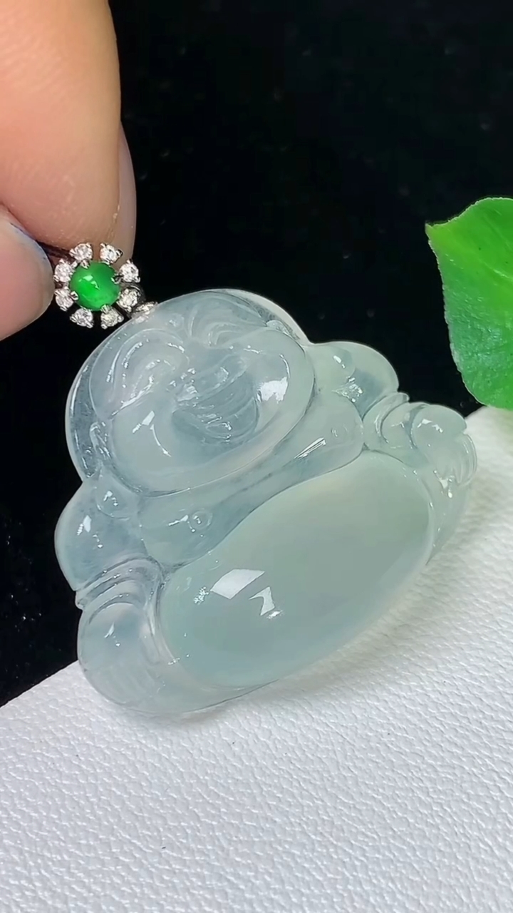 天然A货翡翠白冰佛公吊坠，尺寸22.2-27.3-7，重量:6.02g
8月24日