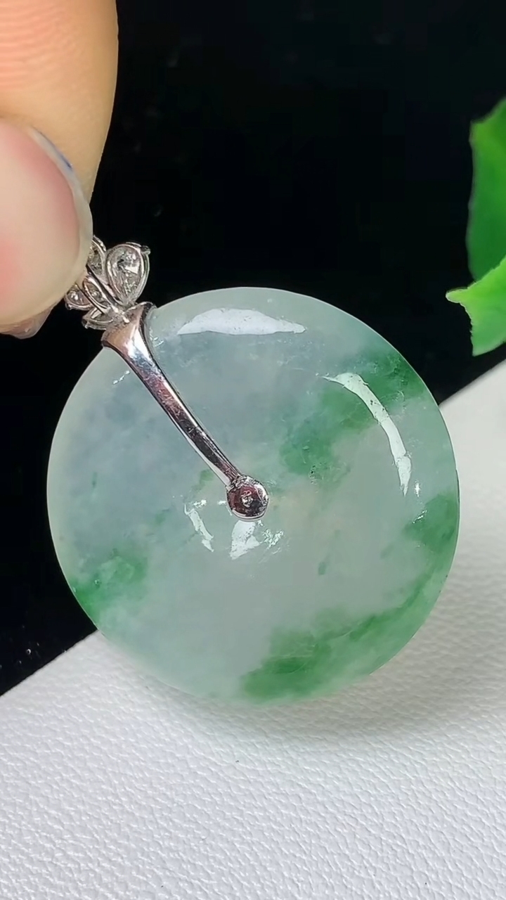 天然A货翡翠平安扣吊坠，尺寸23.5-4.3，重量:5.14g
8月24日