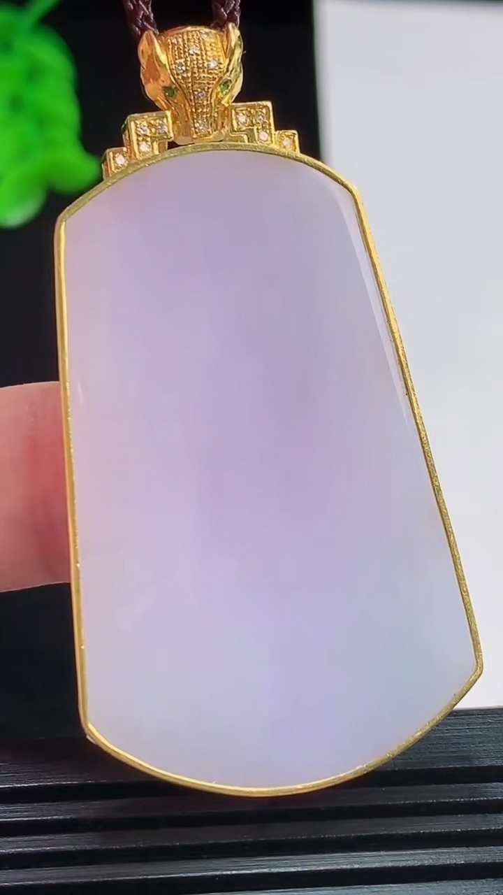 天然A货翡翠18k金紫罗兰无事牌吊坠，尺寸54.2-43.5-29-5.8重量:20.66g
8月24日