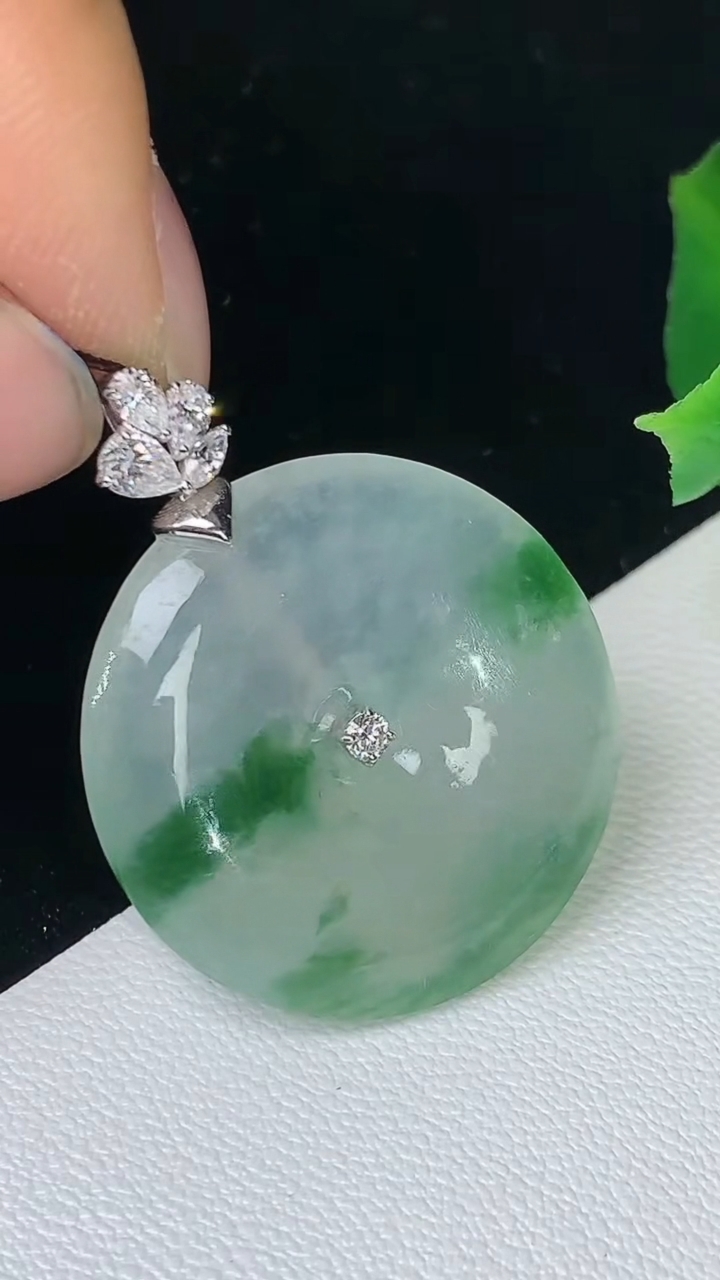 天然A货翡翠平安扣吊坠，尺寸23.5-4.3，重量:5.14g
8月24日