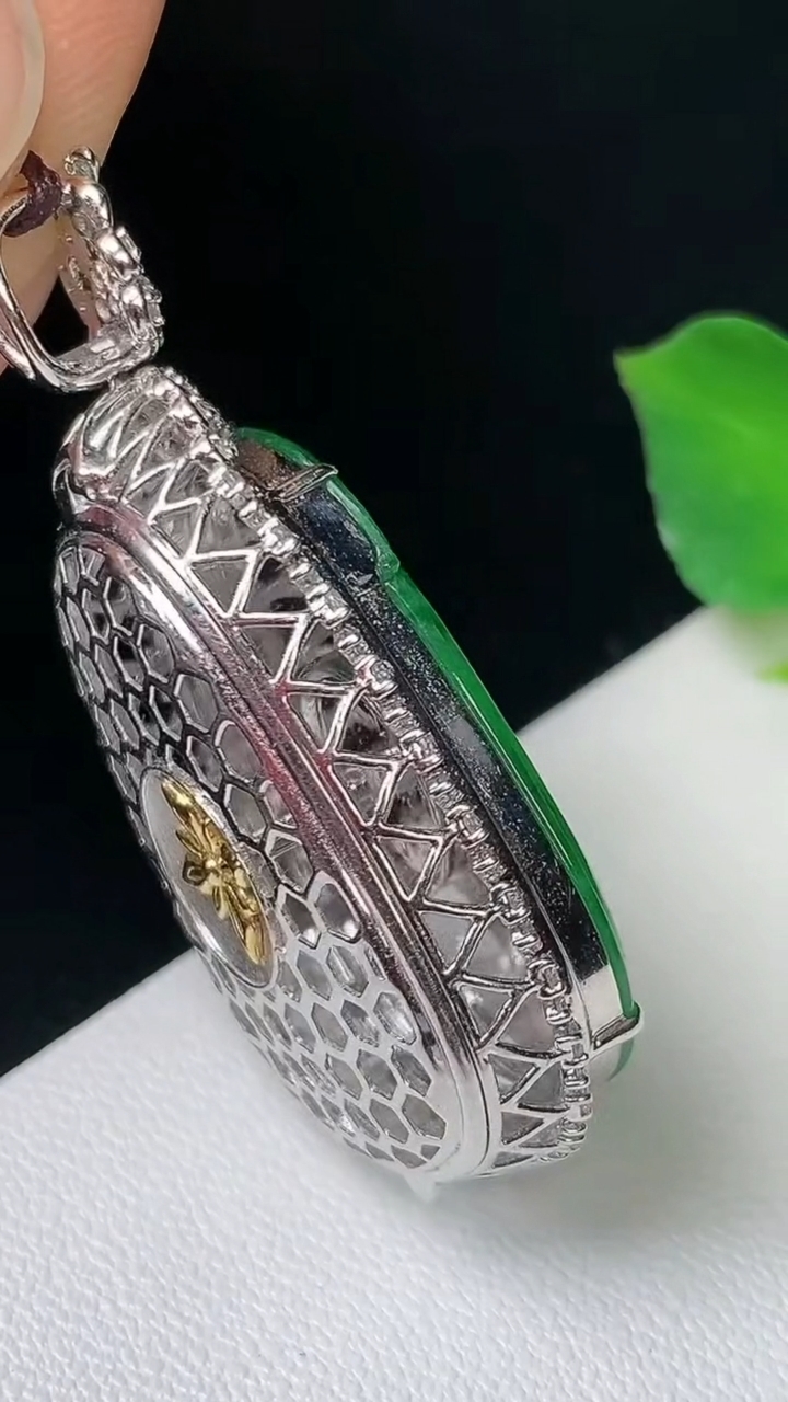 天然A货翡翠如意吊坠，尺寸40-22.6-10，裸石27.5-19.7，重量:8.51g
8月24日
