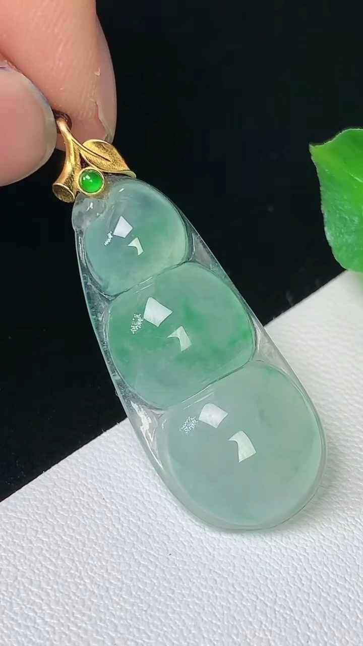 天然A货翡翠福豆吊坠，尺寸30.7-13.8-5，重量:3.58g
8月24日