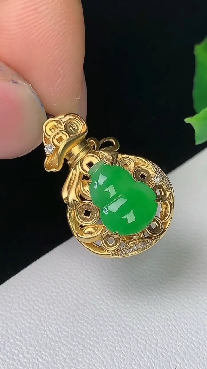 天然A货翡翠葫芦吊坠，尺寸21.3-14.4-6.5，裸石10.2-7.5，重量:2.38g
8月24日