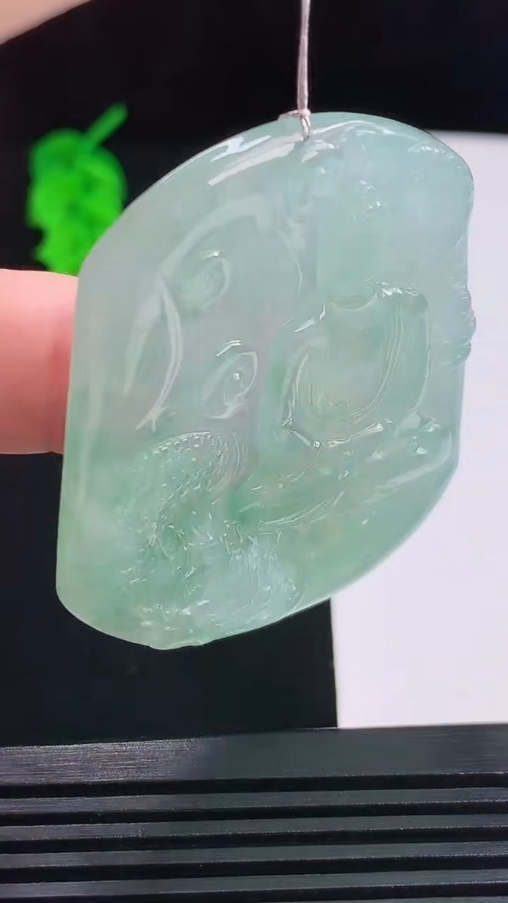 天然A货翡翠冰种飘花祥龙大日如来佛吊坠，尺寸50.3-40.6-5.3重量:24.65g
8月24日