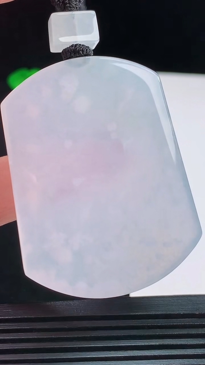 天然A货翡翠种白冰雪花无事牌，尺寸51.3-39.5-5.8重量:39.43g
8月24日