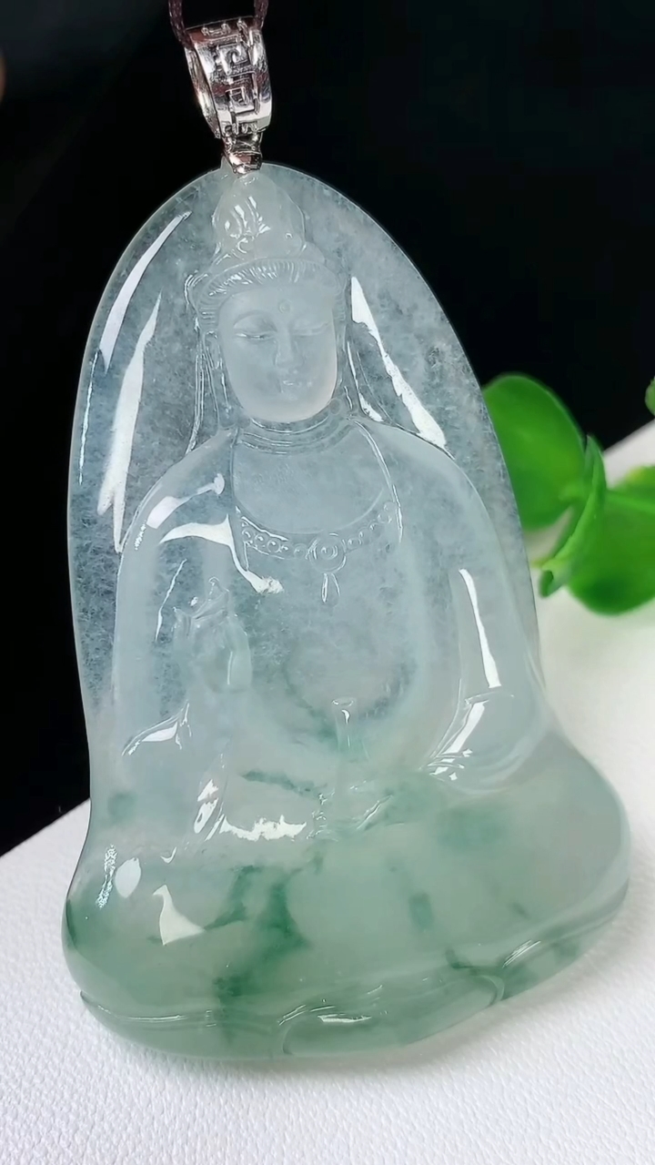 天然A货翡翠素衣观音吊坠，尺寸58.4-39.2-6，重量:25.68g
8月24日