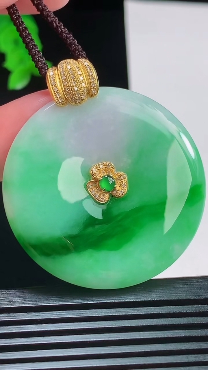 天然A货翡翠平安扣吊坠，尺寸40.3-6.1重量:22.45g
8月24日