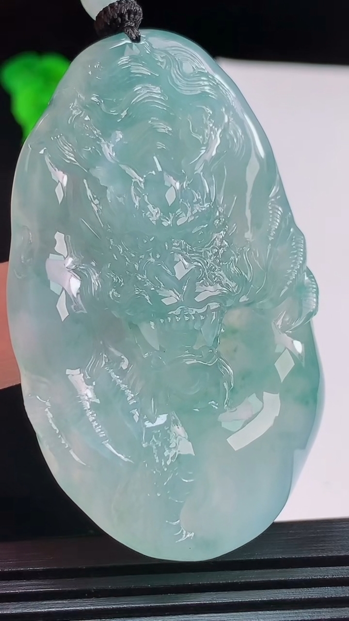 天然A货翡翠种飘花龙牌吊坠，尺寸62-36.8-9.8重量:48.40g
8月24日