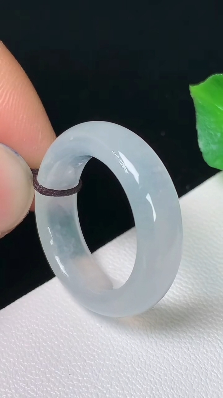 天然A货翡翠白冰指环戒指，尺寸16-5.8-3.9，重量:4.00g2026年8月24日
工厂直销收藏佳品,种好水足，色泽均匀，有种有色，上手高大气！
