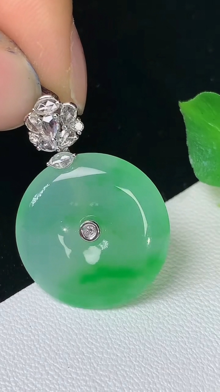 天然A货翡翠平安扣吊坠，尺寸19.8-4，重量:4.00g
8月24日