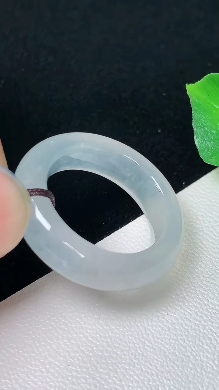 天然A货翡翠白冰指环戒指，尺寸16-5.8-3.9，重量:4.00g2026年8月24日
工厂直销收藏佳品,种好水足，色泽均匀，有种有色，上手高大气！