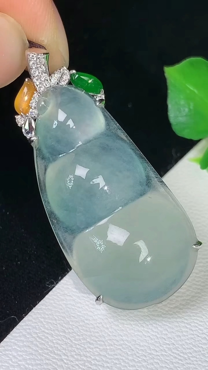 天然A货翡翠白冰福豆吊坠，尺寸32.6-17-9.8，重量:7.90g
8月24日