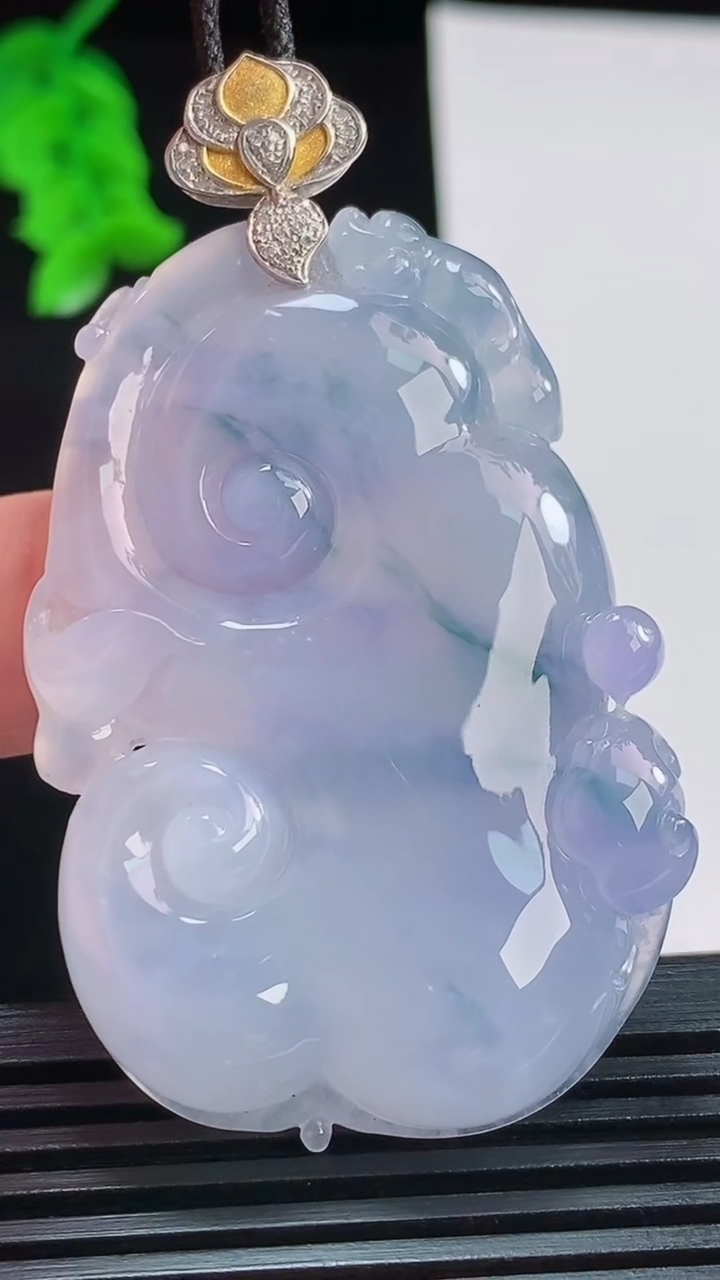 天然A货翡翠种紫罗兰 飘花如意吊坠，尺寸50-33.4-8重量:28.97g
8月24日