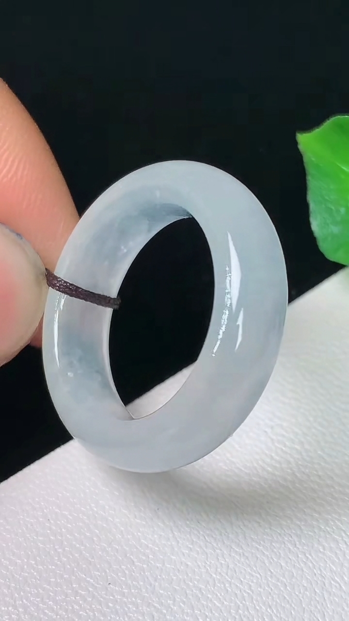天然A货翡翠白冰指环戒指，尺寸16-5.8-3.9，重量:4.00g2026年8月24日
工厂直销收藏佳品,种好水足，色泽均匀，有种有色，上手高大气！