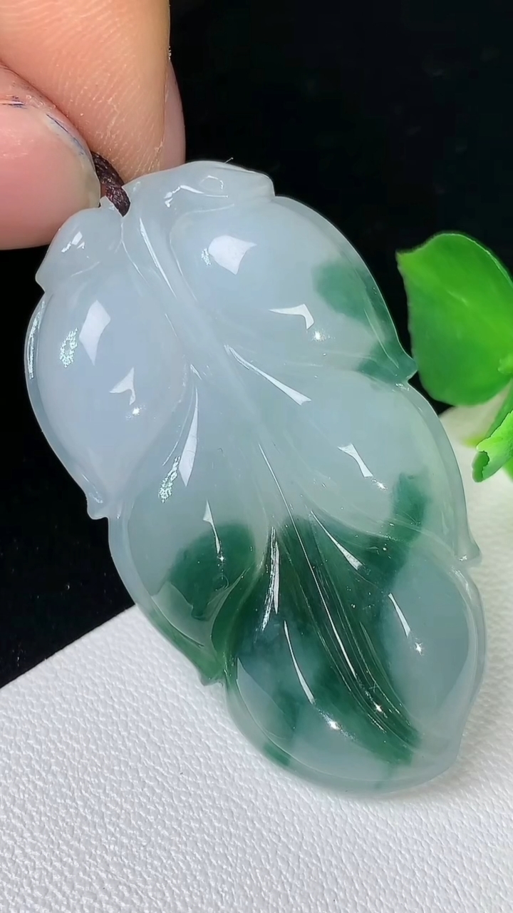 天然A货翡翠飘花金枝玉叶 叶子吊坠，尺寸43.9-24.6-6.8，重量:13.26g
8月24日