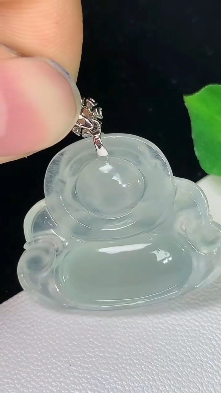 天然A货翡翠白冰佛公吊坠，尺寸22.2-27.3-7，重量:6.02g
8月24日
