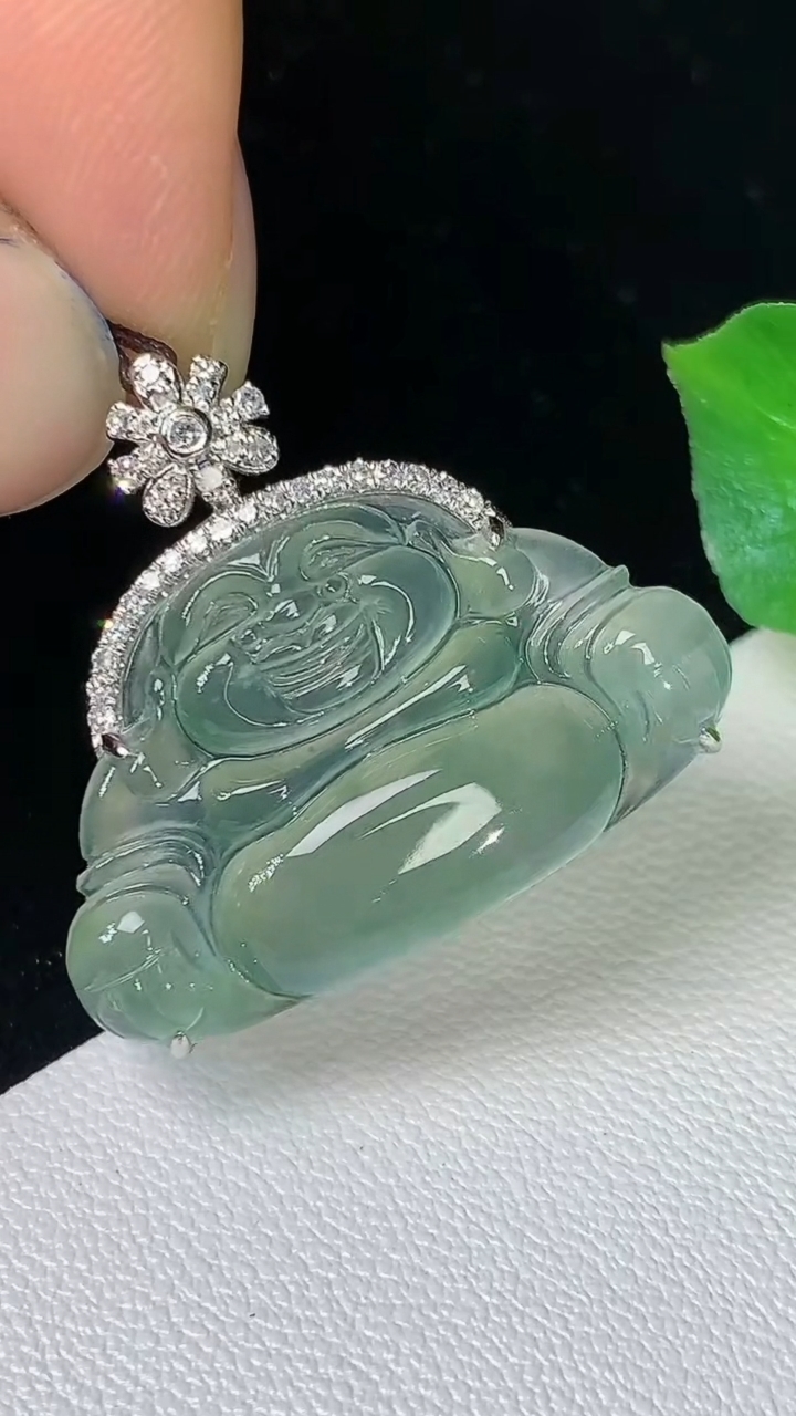 天然A货翡翠佛公吊坠，尺寸23.3-15.6-25.8-6.6，重量:3.78g
8月24日
