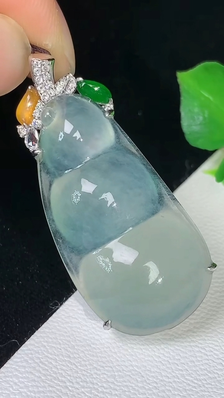 天然A货翡翠白冰福豆吊坠，尺寸32.6-17-9.8，重量:7.90g
8月24日