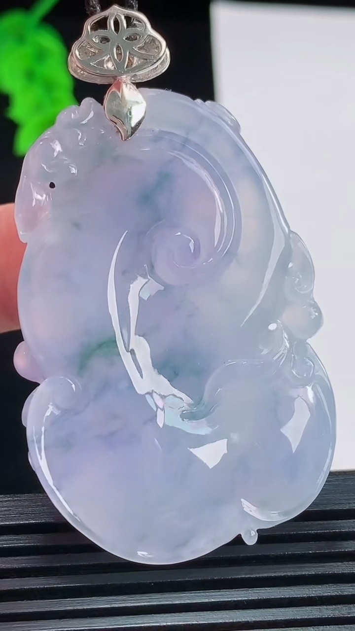 天然A货翡翠种紫罗兰 飘花如意吊坠，尺寸50-33.4-8重量:28.97g
8月24日