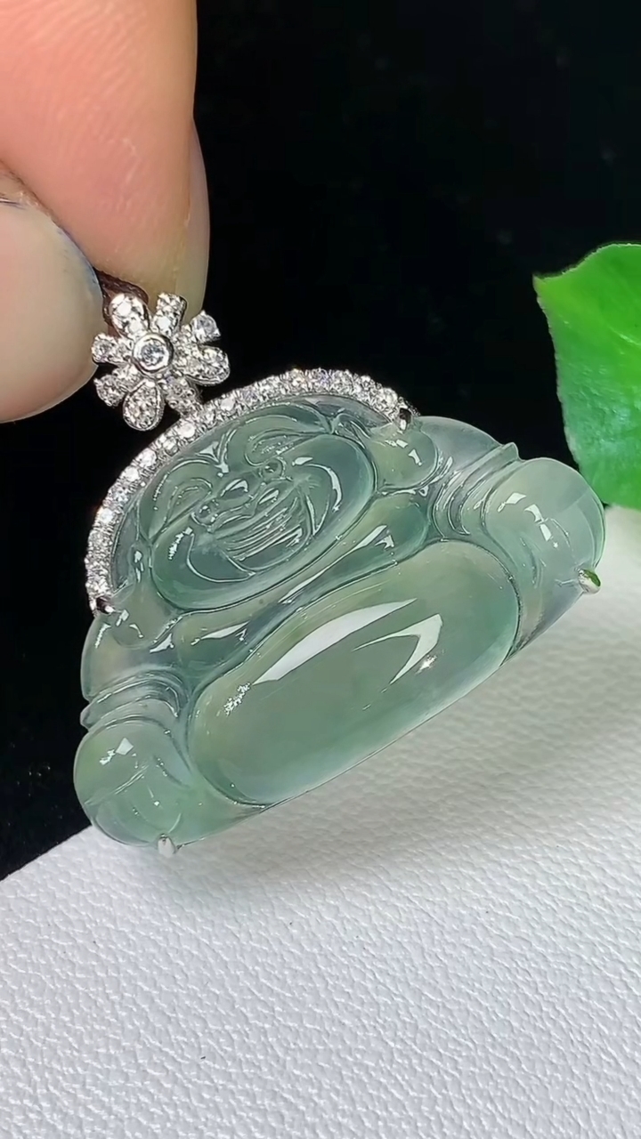 天然A货翡翠佛公吊坠，尺寸23.3-15.6-25.8-6.6，重量:3.78g
8月24日