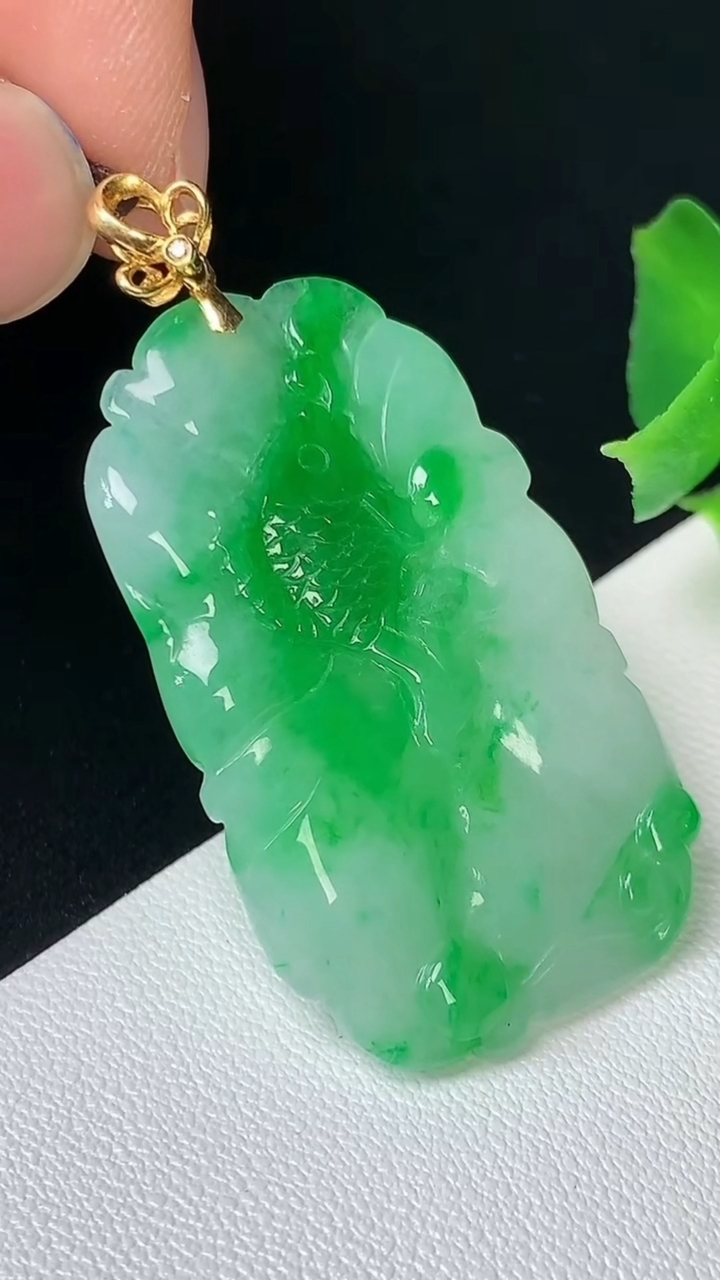 天然A货翡翠荷叶鱼吊坠，尺寸36.9-22.2-3.4，重量:6.32g
8月24日