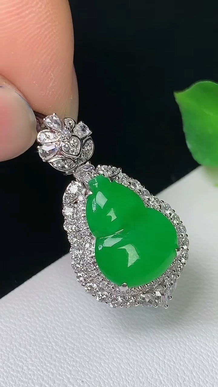 天然A货翡翠葫芦吊坠，尺寸28.8-15.9-9.6，裸石14.6-10.9，重量:3.95g
8月25日
