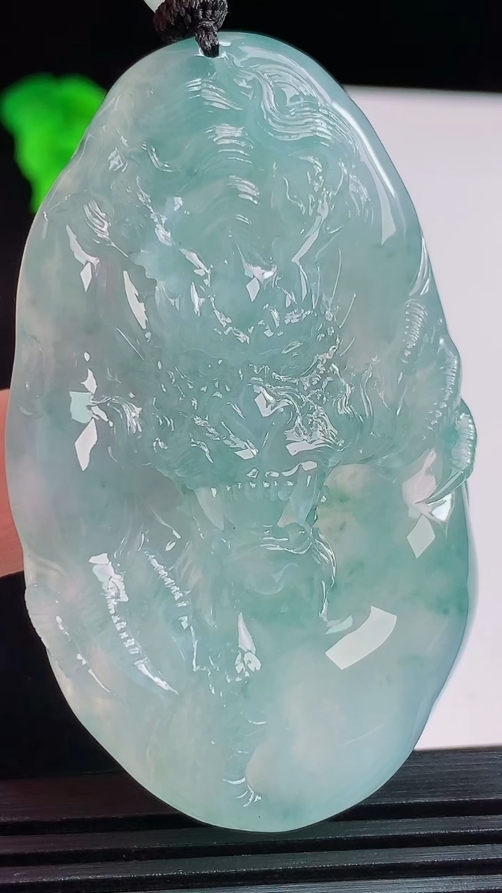 天然A货翡翠种飘花龙牌吊坠，尺寸62-36.8-9.8重量:48.40g
8月24日