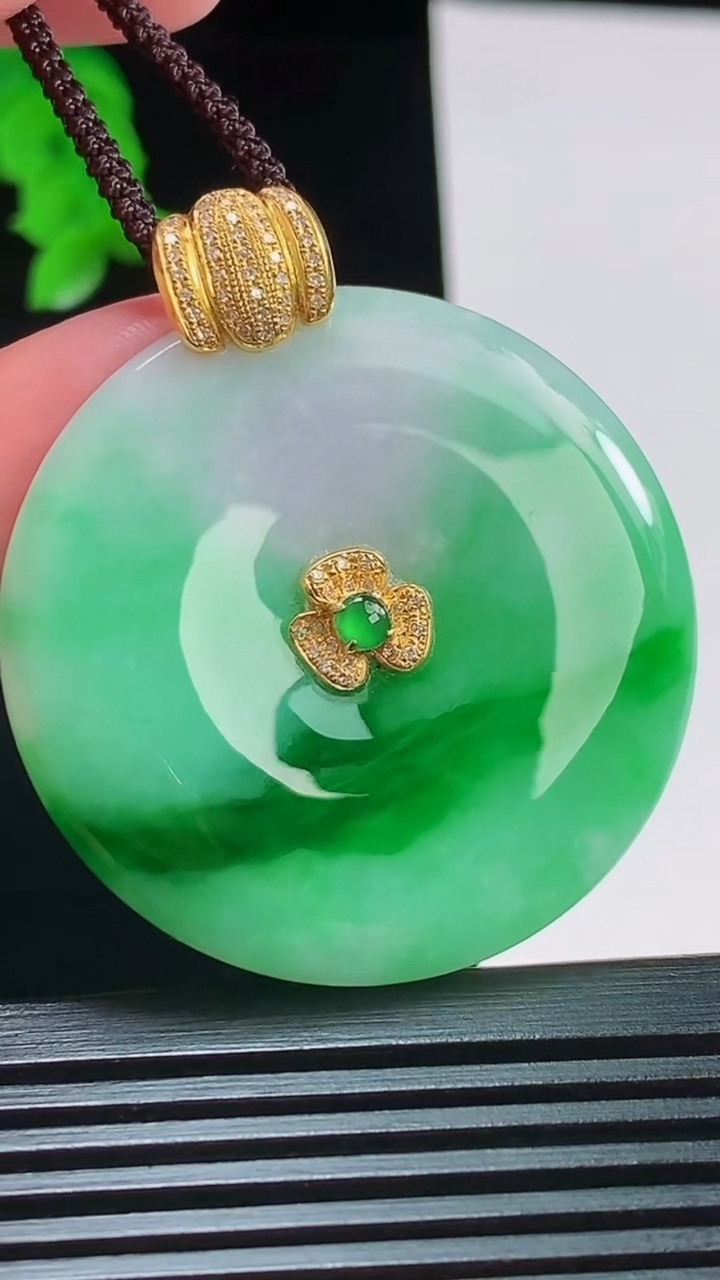 天然A货翡翠平安扣吊坠，尺寸40.3-6.1重量:22.45g
8月24日