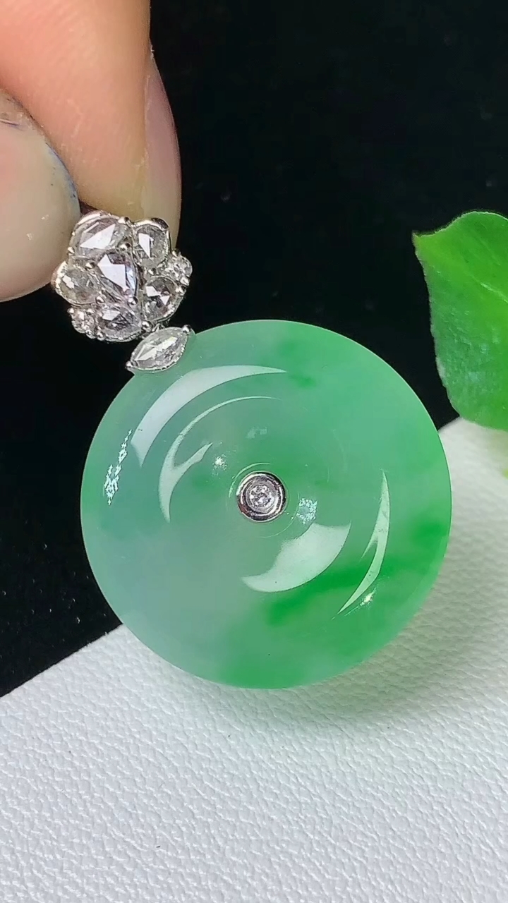 天然A货翡翠平安扣吊坠，尺寸19.8-4，重量:4.00g
8月24日