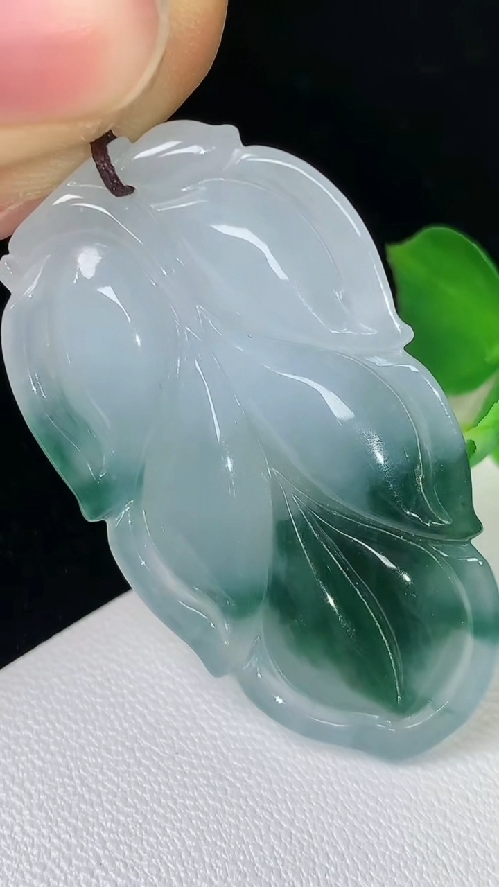 天然A货翡翠飘花金枝玉叶 叶子吊坠，尺寸43.9-24.6-6.8，重量:13.26g
8月24日