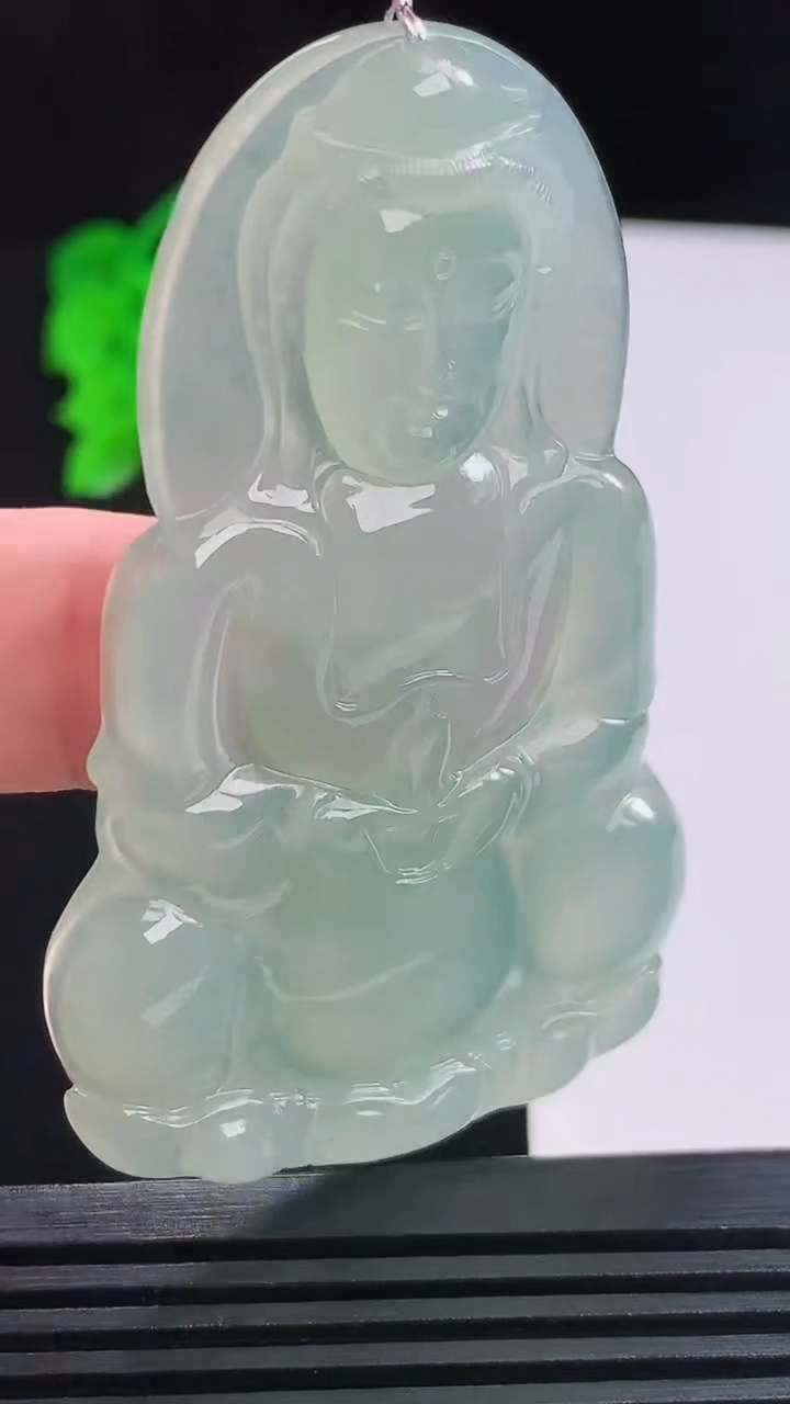 天然A货翡翠正装观音菩萨吊坠，尺寸64-40.2-5.2重量:23.99g
8月24日