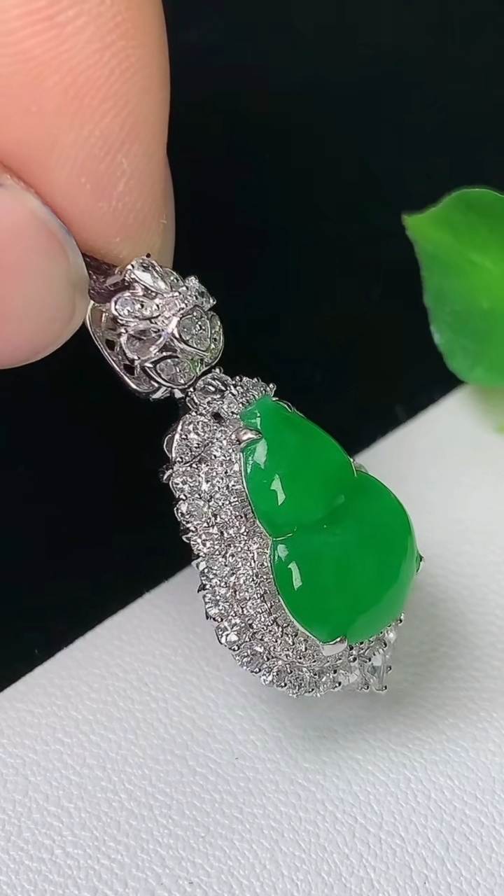 天然A货翡翠葫芦吊坠，尺寸28.8-15.9-9.6，裸石14.6-10.9，重量:3.95g
8月25日