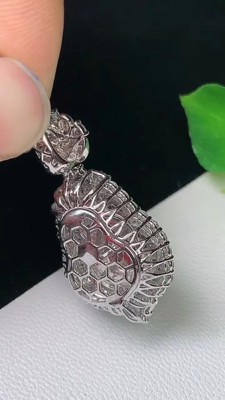 天然A货翡翠葫芦吊坠，尺寸28.8-15.9-9.6，裸石14.6-10.9，重量:3.95g
8月25日