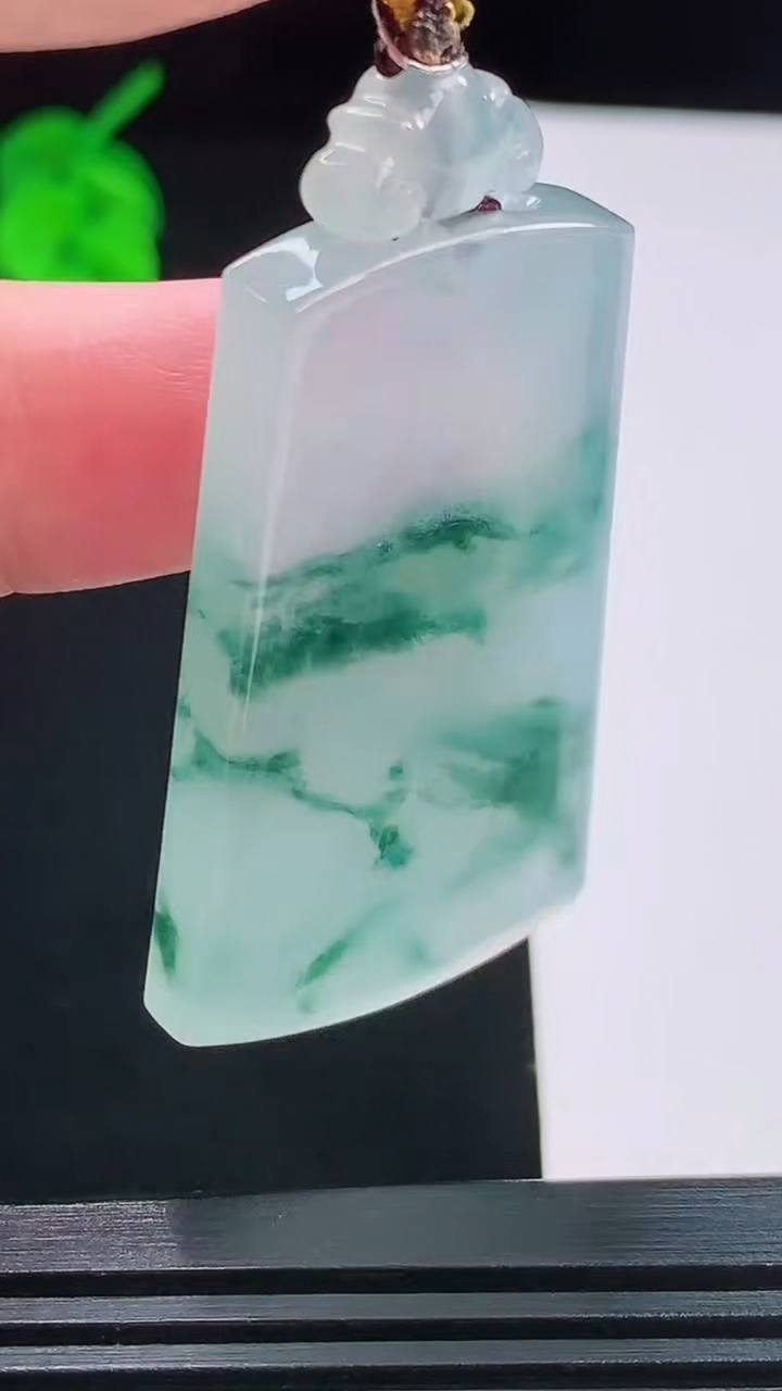 天然A货翡翠种飘花无事牌吊坠，尺寸45-26.4-5.6重量:20.88g
8月24日