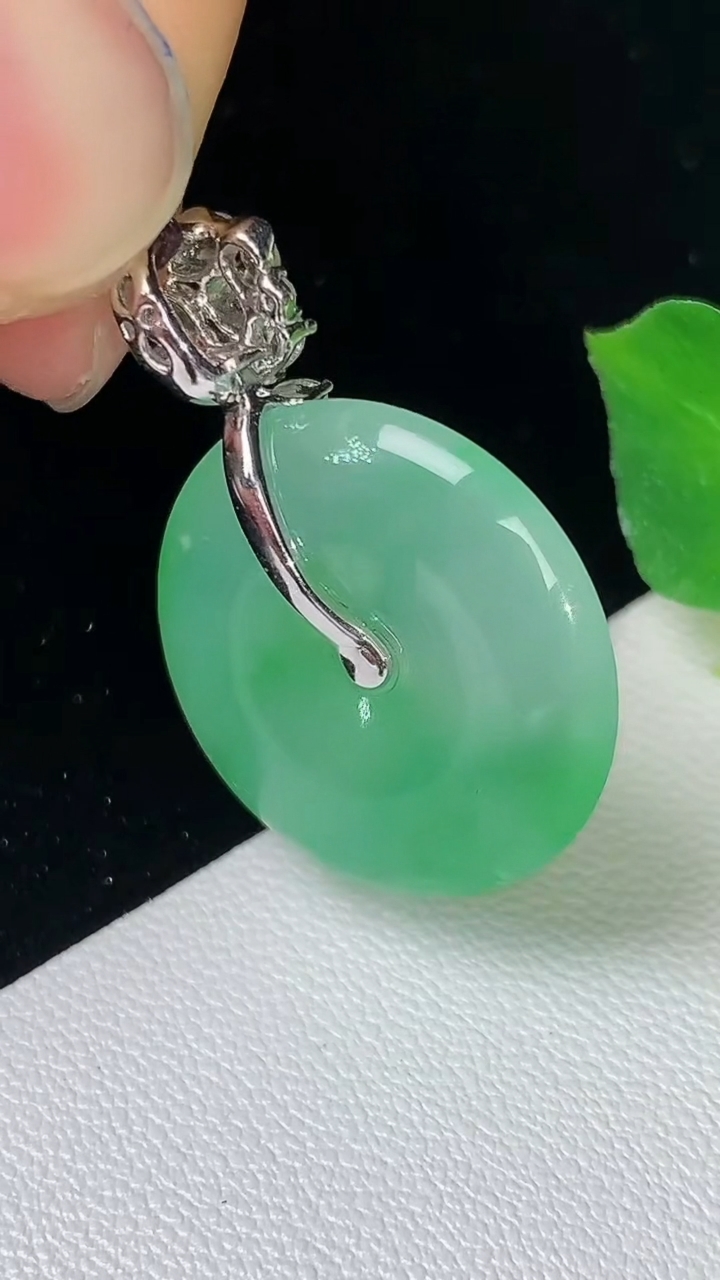 天然A货翡翠平安扣吊坠，尺寸19.8-4，重量:4.00g
8月24日
